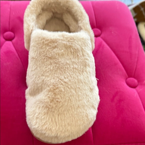 Cozy Crocs Creamy Pink Fuzzy Slippers - Picture 3 of 8